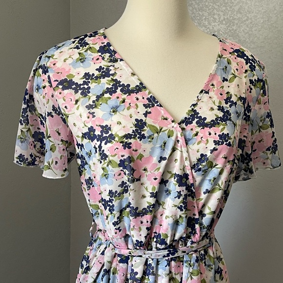 Casual Pink and Green V-Neck Flutter Sleeve Dress - Picture 4 of 7